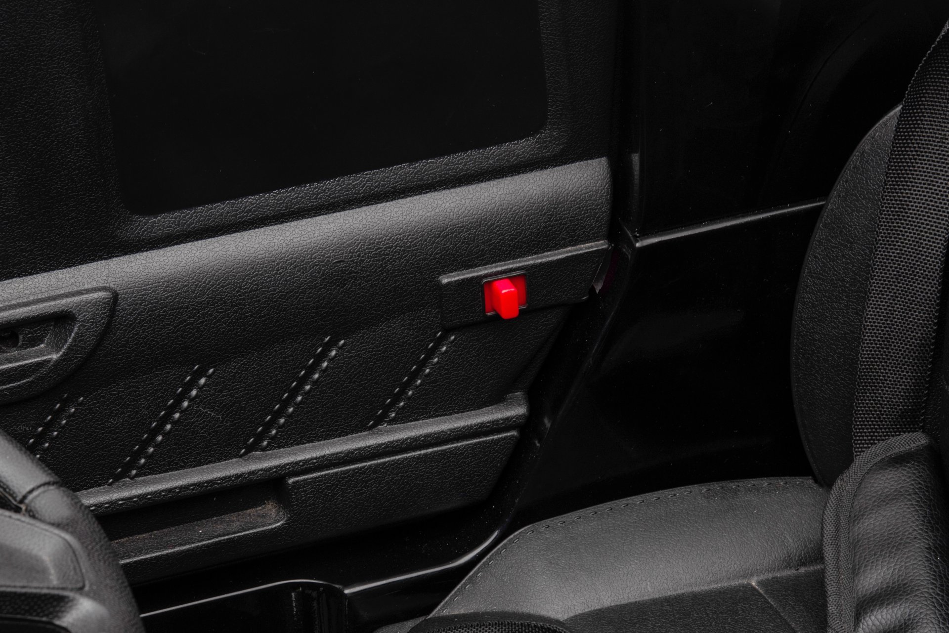 12V7A 30W*2 Four-Wheel Drive Leather Seat One Button Start, Forward And Backward, High And Low Speed, Music, Front Light, Power Display, Two Doors Can Open, 2.4G R / C, Seat Belt Four Wheel Absorber - Black - Image 26