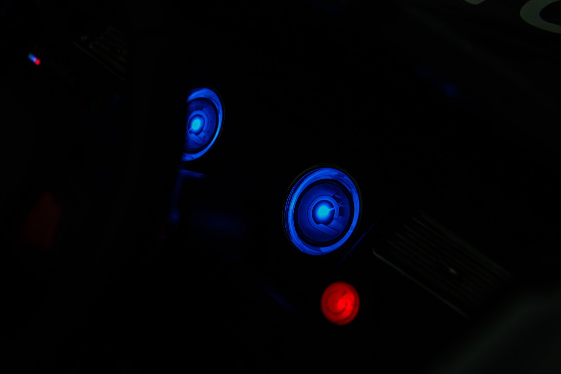12V7A 30W*2 Four-Wheel Drive Leather Seat One Button Start, Forward And Backward, High And Low Speed, Music, Front Light, Power Display, Two Doors Can Open, 2.4G R / C, Seat Belt Four Wheel Absorber - Black - Image 18
