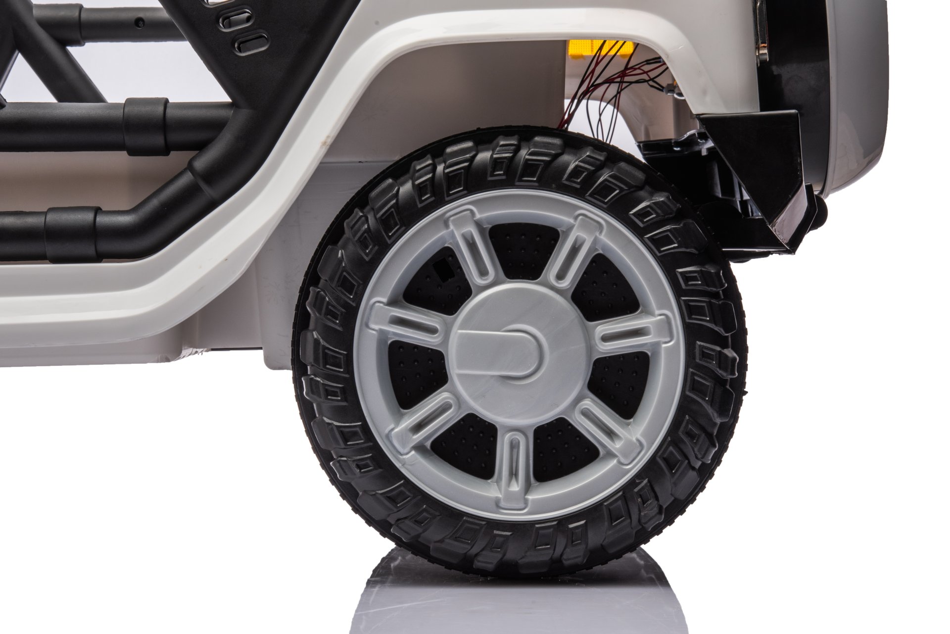 12V7A 30W*2 Four-Wheel Drive Leather Seat One Button Start, Forward And Backward, High And Low Speed, Music, Front Light, Power Display, Two Doors Can Open, 2.4G R / C, Seat Belt Four Wheel Absorber - White / Black - Image 22